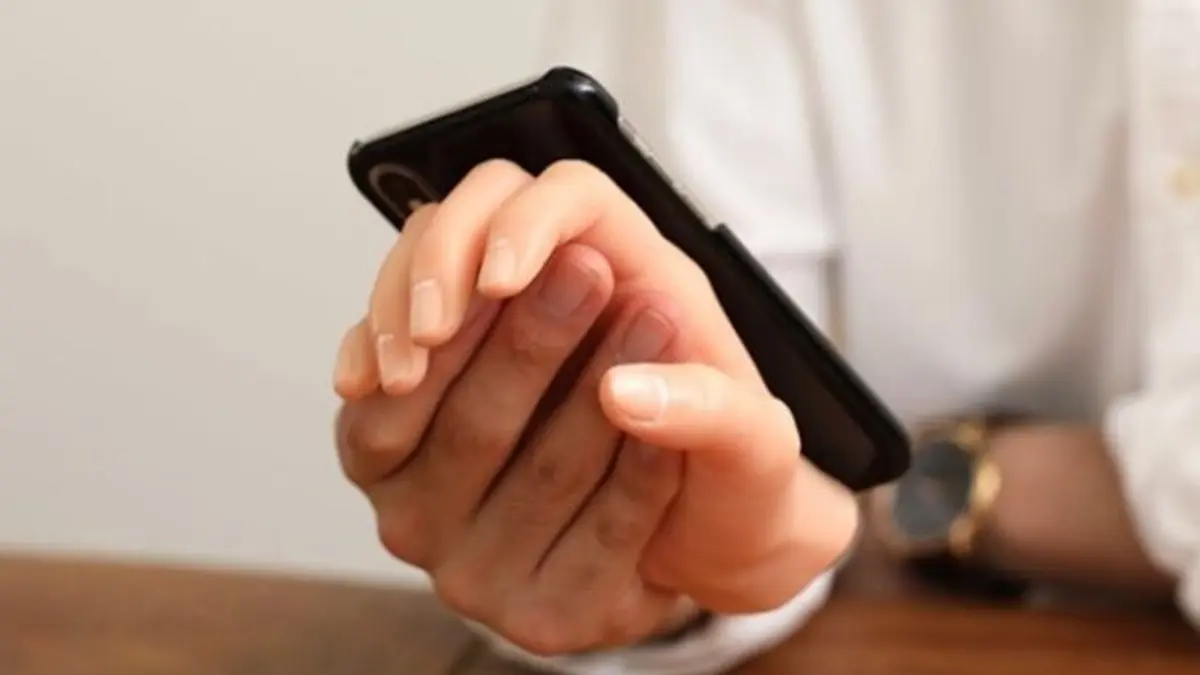 想牽嫩白小手手?!這款「單身重度患者」手機殼請使用 想牽嫩白小手手?!這款「單身重度患者」手機殼請使用