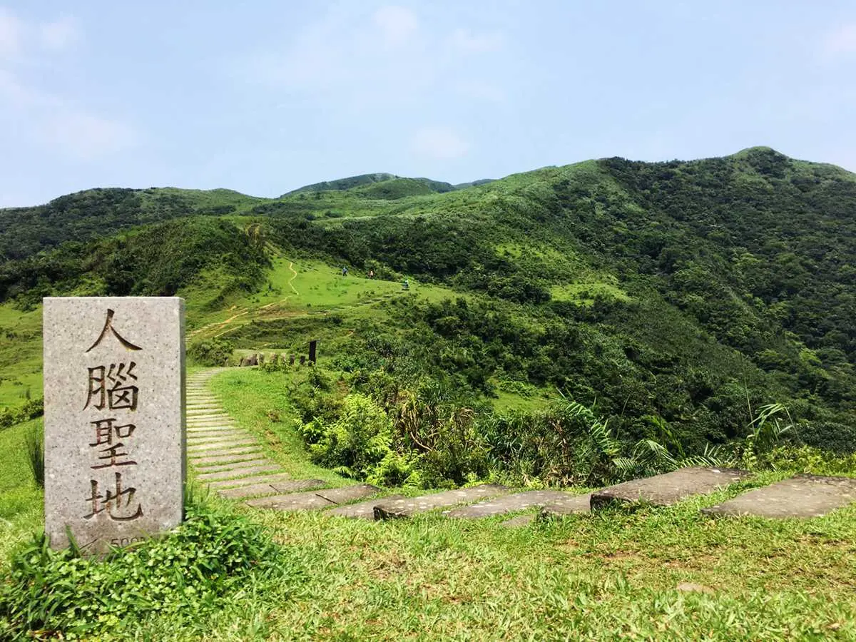 360度海景草原祕境！爆紅步道這山像「拉布拉多」，找神奇「人腦聖地」