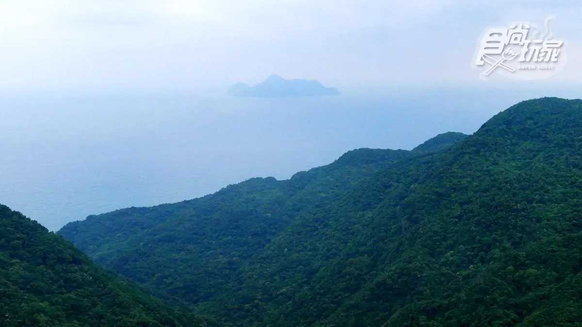 360度海景草原祕境！爆紅步道這山像「拉布拉多」，找神奇「人腦聖地」