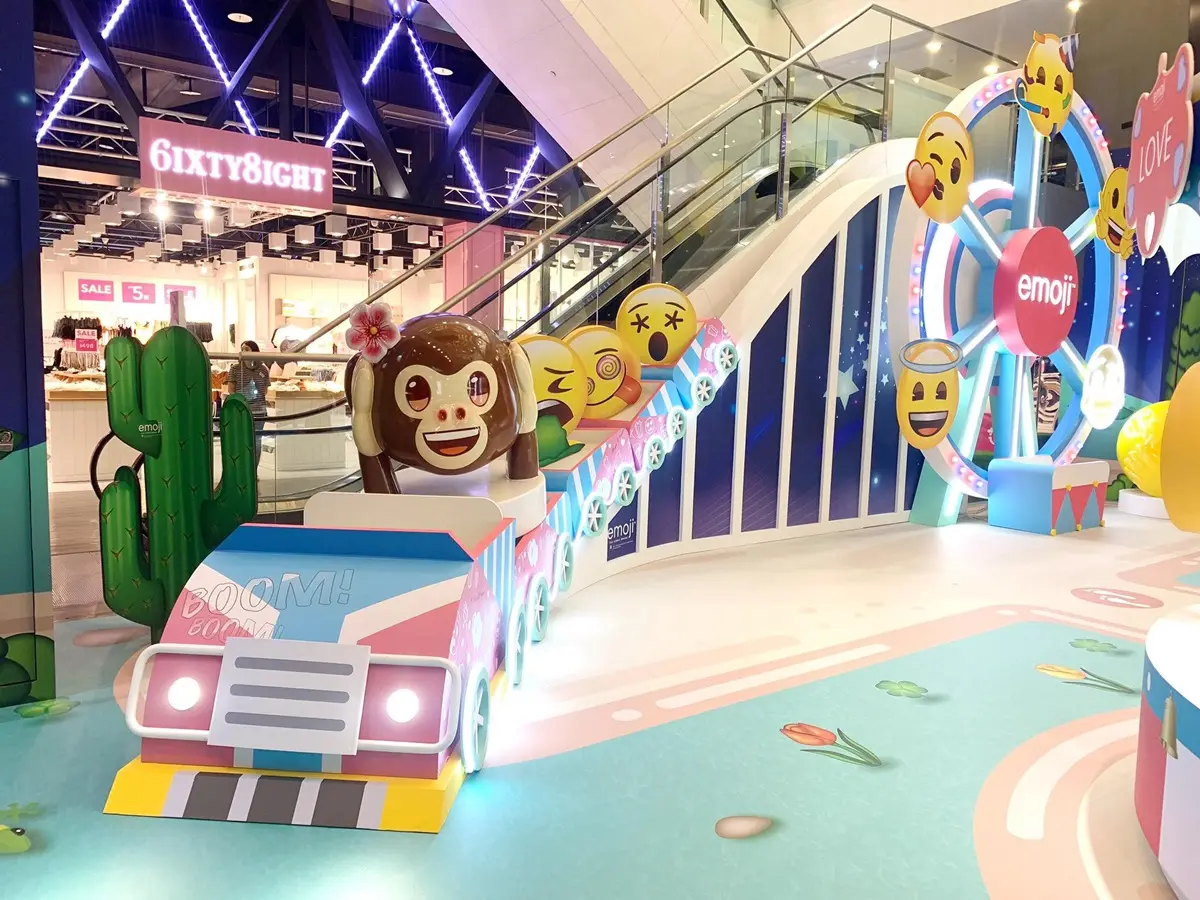 「emoji表情符號」有樂園了！免費玩2層樓雲霄飛車、摩天輪