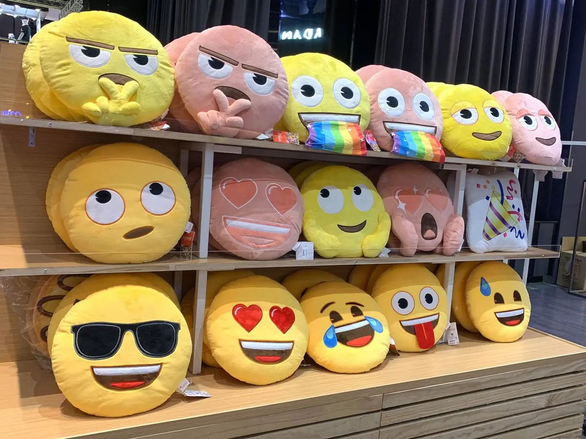「emoji表情符號」有樂園了！免費玩2層樓雲霄飛車、摩天輪
