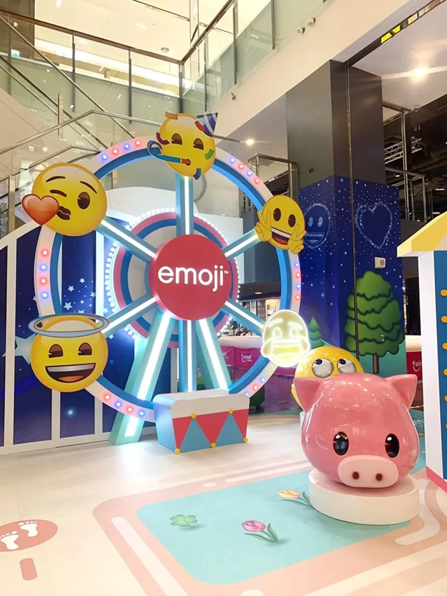 「emoji表情符號」有樂園了！免費玩2層樓雲霄飛車、摩天輪