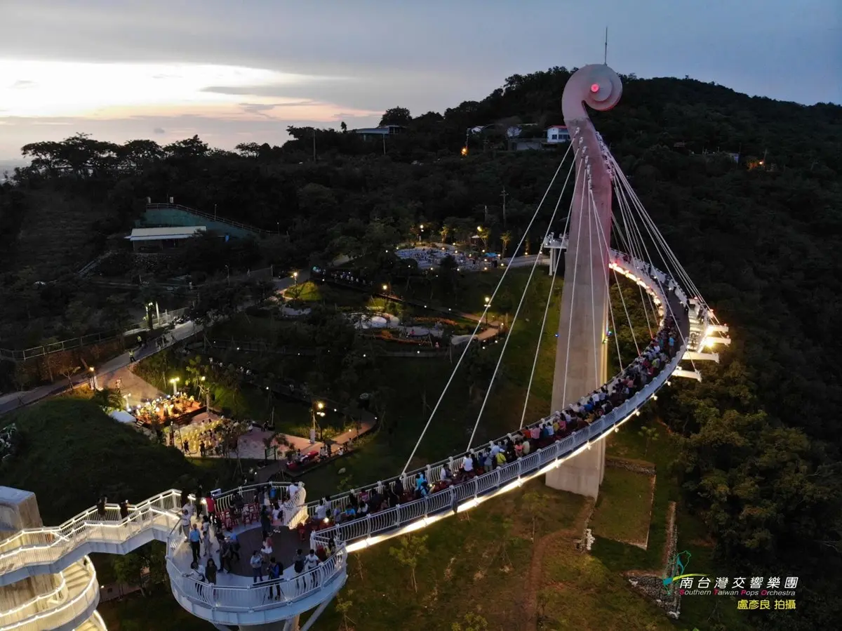 衝一波看夜景！高雄「崗山之眼」暑假限定、夜間開放，推預約制星光票