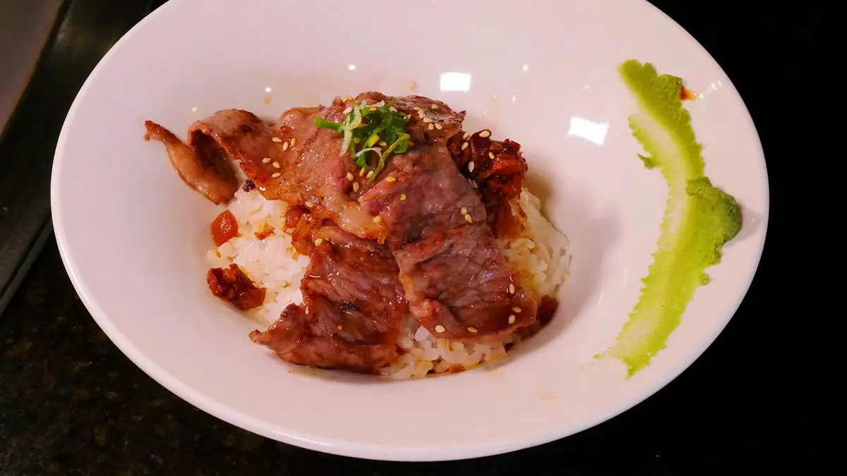 滿足台灣「胃」！超奢華鮭魚卵海膽滷肉飯、小卷米粉湯、脆皮厚雞排