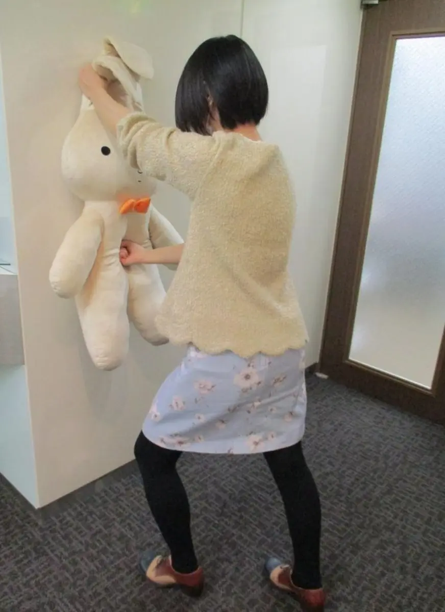 蠟筆小新「妮妮的兔兔」買得到！90公分高「超大版」不爽就揍牠