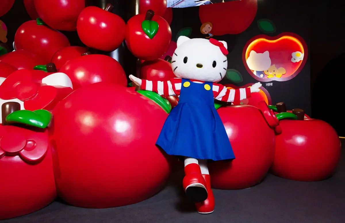 貓迷尖叫！超大型Hello Kitty蝴蝶結球池、蘋果屋這裡拍