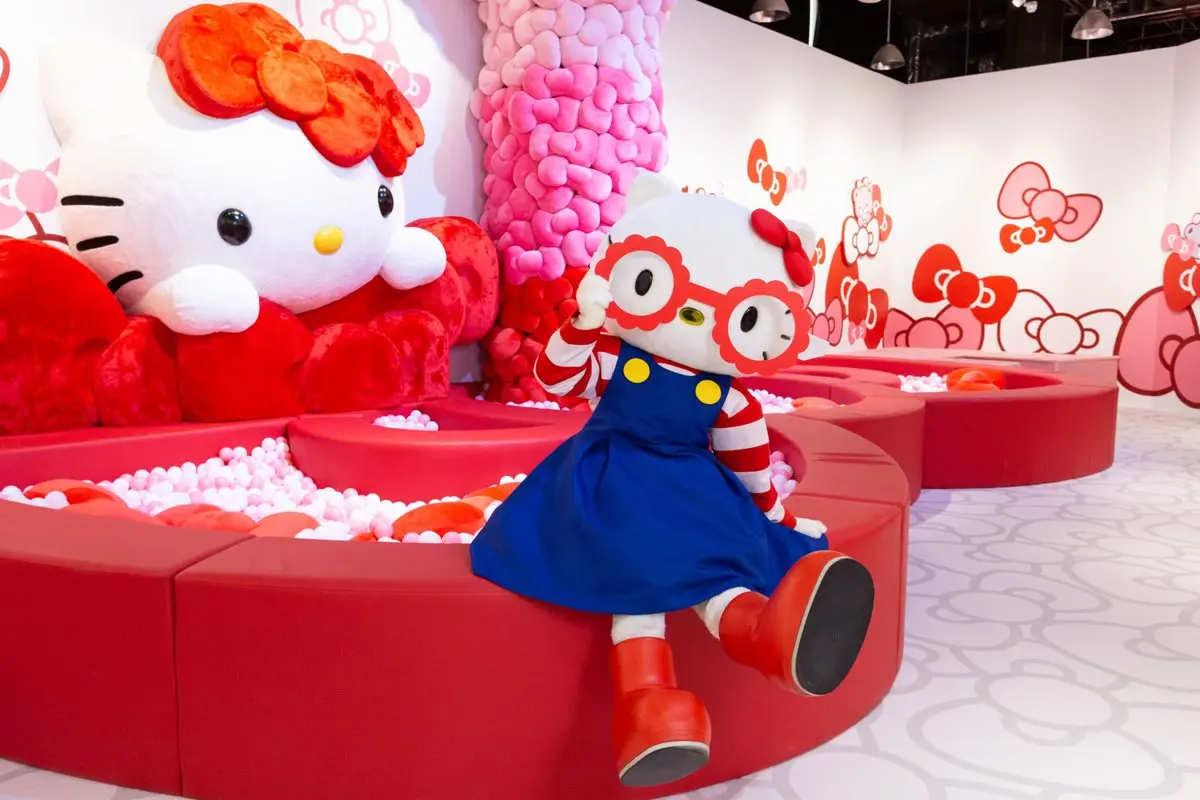貓迷尖叫！超大型Hello Kitty蝴蝶結球池、蘋果屋這裡拍