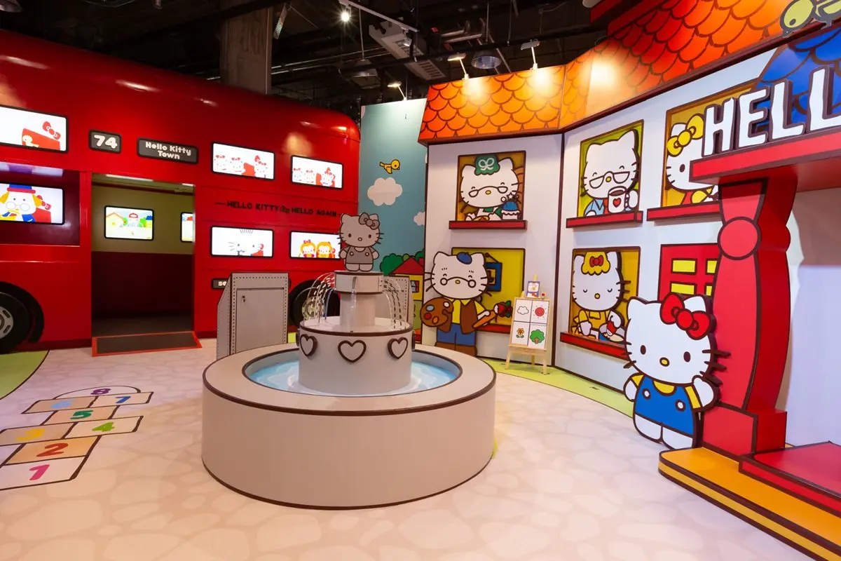 貓迷尖叫！超大型Hello Kitty蝴蝶結球池、蘋果屋這裡拍