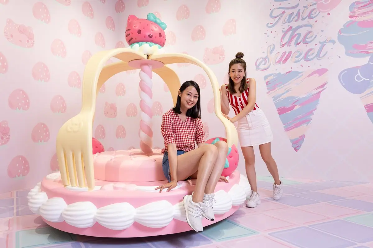 貓迷尖叫！超大型Hello Kitty蝴蝶結球池、蘋果屋這裡拍