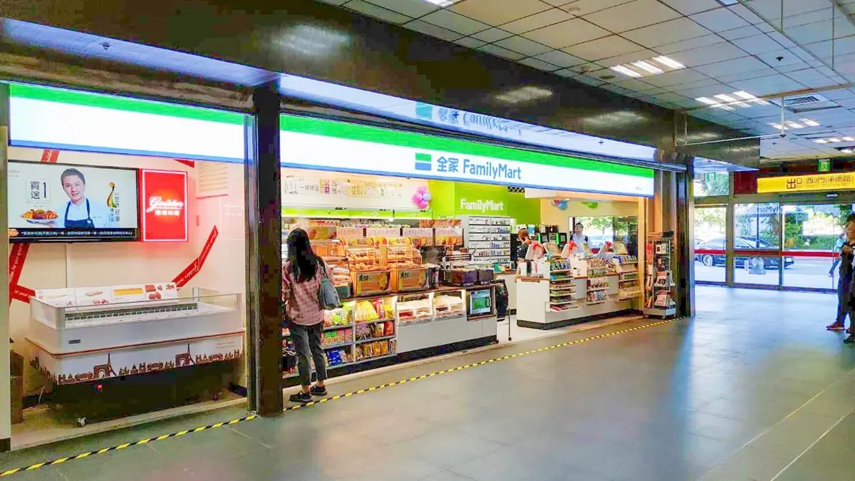 台鐵超商大換血！「全家」陸續進駐25個車站，「小七」門市只到9月