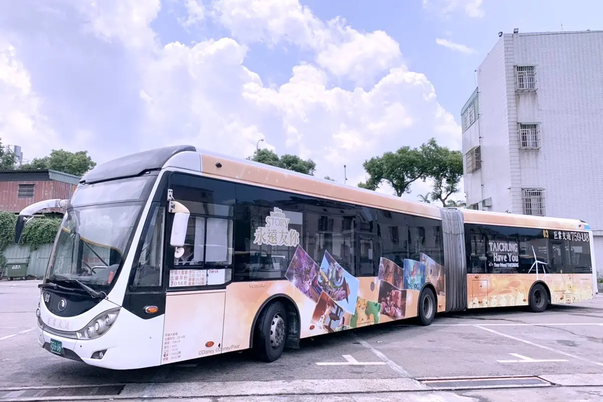 迪士尼粉衝台中了！彩繪雙節公車超萌，快閃拍照還可搭乘