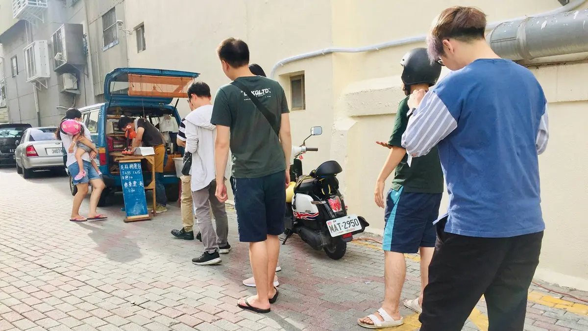 這「克林姆餐包」讓台南人排隊了！「神出鬼沒麵包車」只賣這2樣