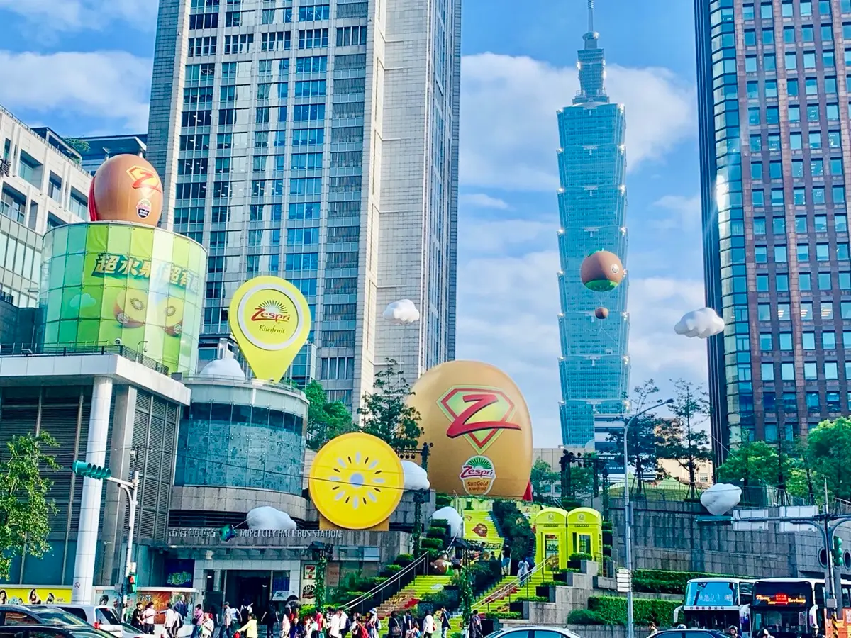 網美快衝！超大型水果樂園這裡拍，12公尺巨型水果、超美水果熱氣球