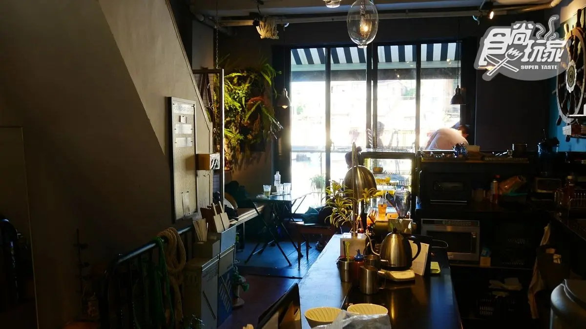 彩色漁村成IG打卡熱點!基隆正濱漁港必吃炭烤吉古拉、喝海藻拿鐵 彩色漁村成IG打卡熱點!基隆正濱漁港必吃炭烤吉古拉、喝海藻拿鐵