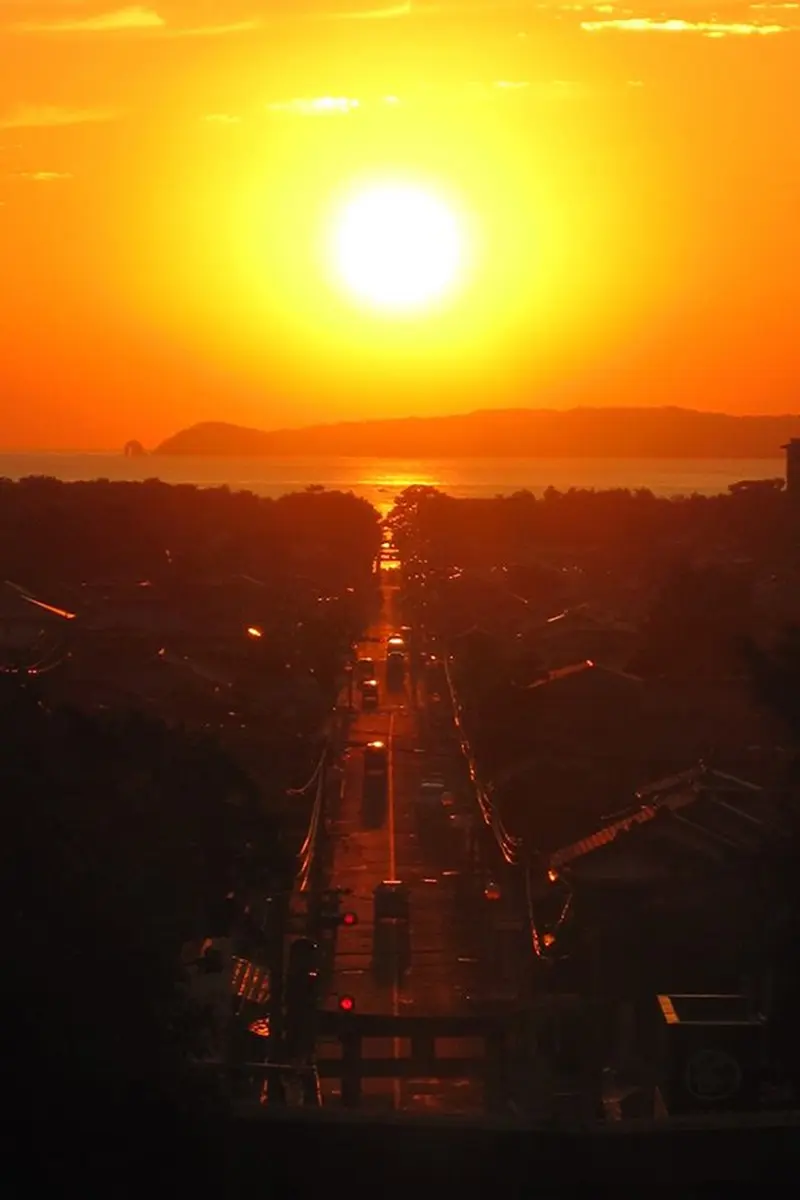 IG必收奇景！夕陽巨大化「降落路中央」，絕美神社光之道一年僅出現兩次