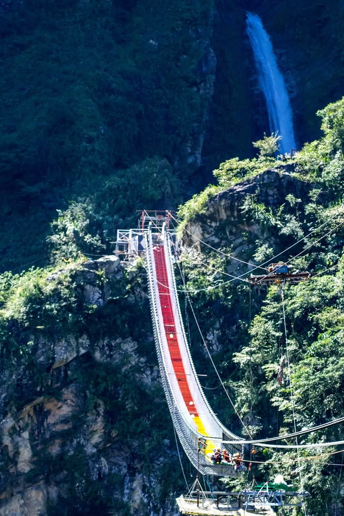 挑戰30層樓高「雙龍七彩吊橋」！全新祕境票價公布，這身分享免費入園