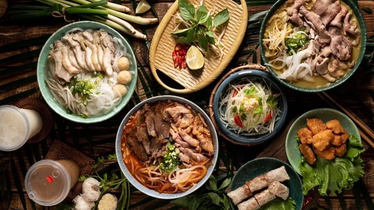 揪友穿「綠上衣」囉！越南百年店「飛機河粉」登台，河粉買一送一