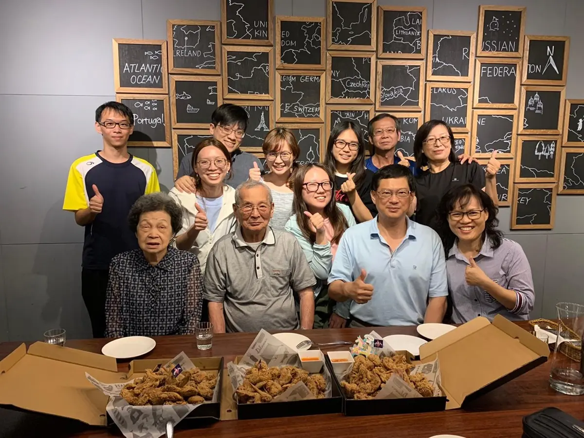 12月射手、摩羯約起來！薄多義「壽星雞翅山」回歸，幾歲就送幾隻雞翅