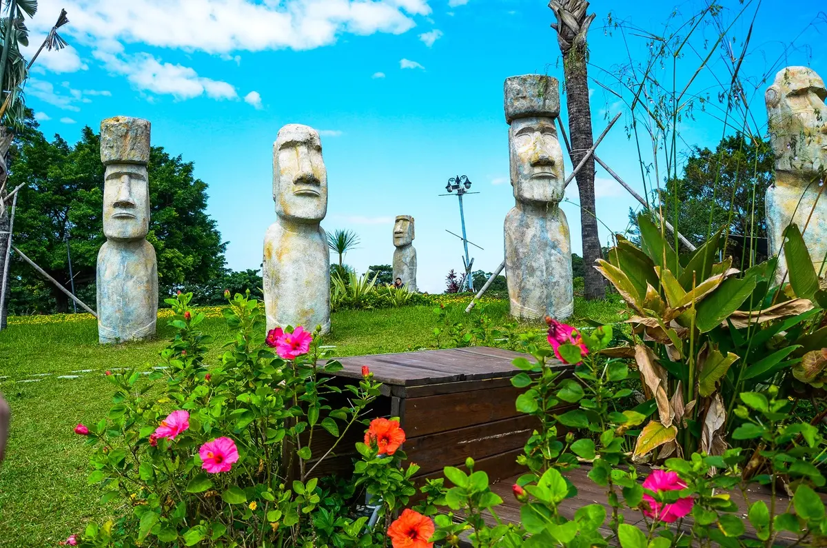 10月壽星免費入園！全台「最多摩艾巨石像」花海在這，必訪全新英國玻璃屋