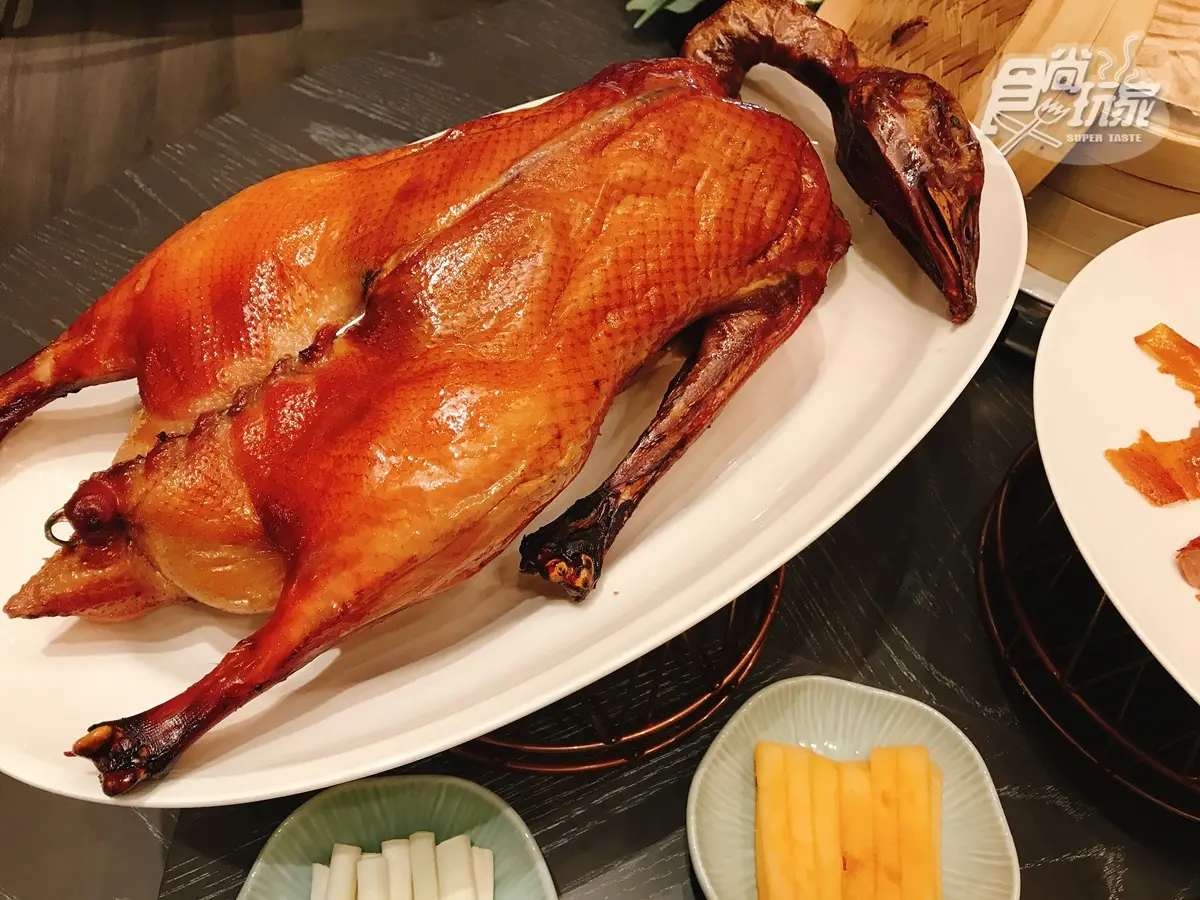 快拿振興券!超狂飯店Buffet、港點通通「2人同行1人免費」吃到飽,還有超大燒鵝爽吃 快拿振興券!超狂飯店Buffet、港點通通「2人同行1人免費」吃到飽,還有超大燒鵝爽吃