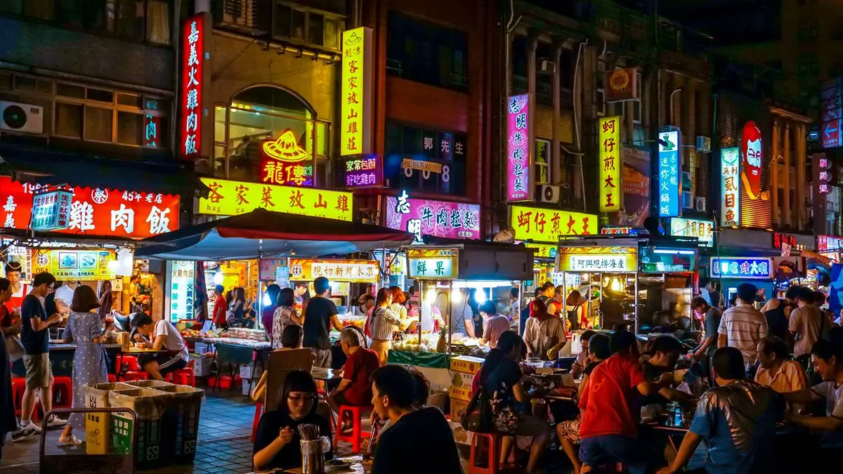 李安、威爾史密斯都來逛！寧夏夜市必吃8攤：輸送帶蚵仔煎、爆餡鐵板蔥餅捲