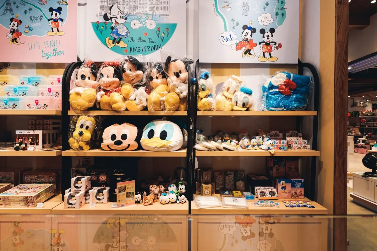 迪士尼粉走起！高雄「米奇玩遊世界限定店」，600項商品先搶Molly米奇公仔