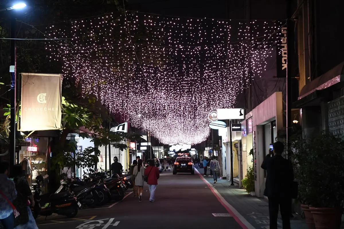 東區亮翻了!紫光隧道、浪漫透明傘、金莎球燈海鋪滿巷弄,台北秒變打卡城 東區亮翻了!紫光隧道、浪漫透明傘、金莎球燈海鋪滿巷弄,台北秒變打卡城