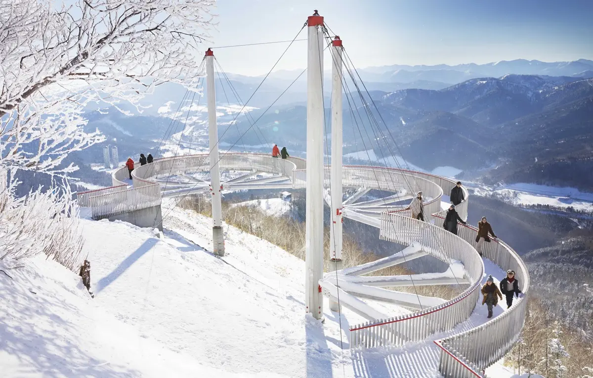 一生必看超美「霧冰」雪景！一千公尺高「霧冰平台」＋全球最「高」酒吧這裡拍