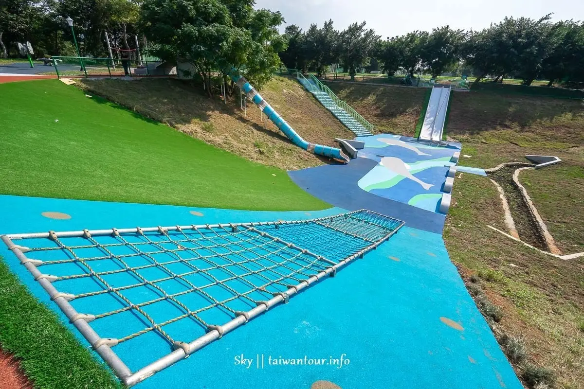 林口最新海洋系公園！4樓高水管滑梯直衝「鯨魚池」，還有超斜滑草場可溜
