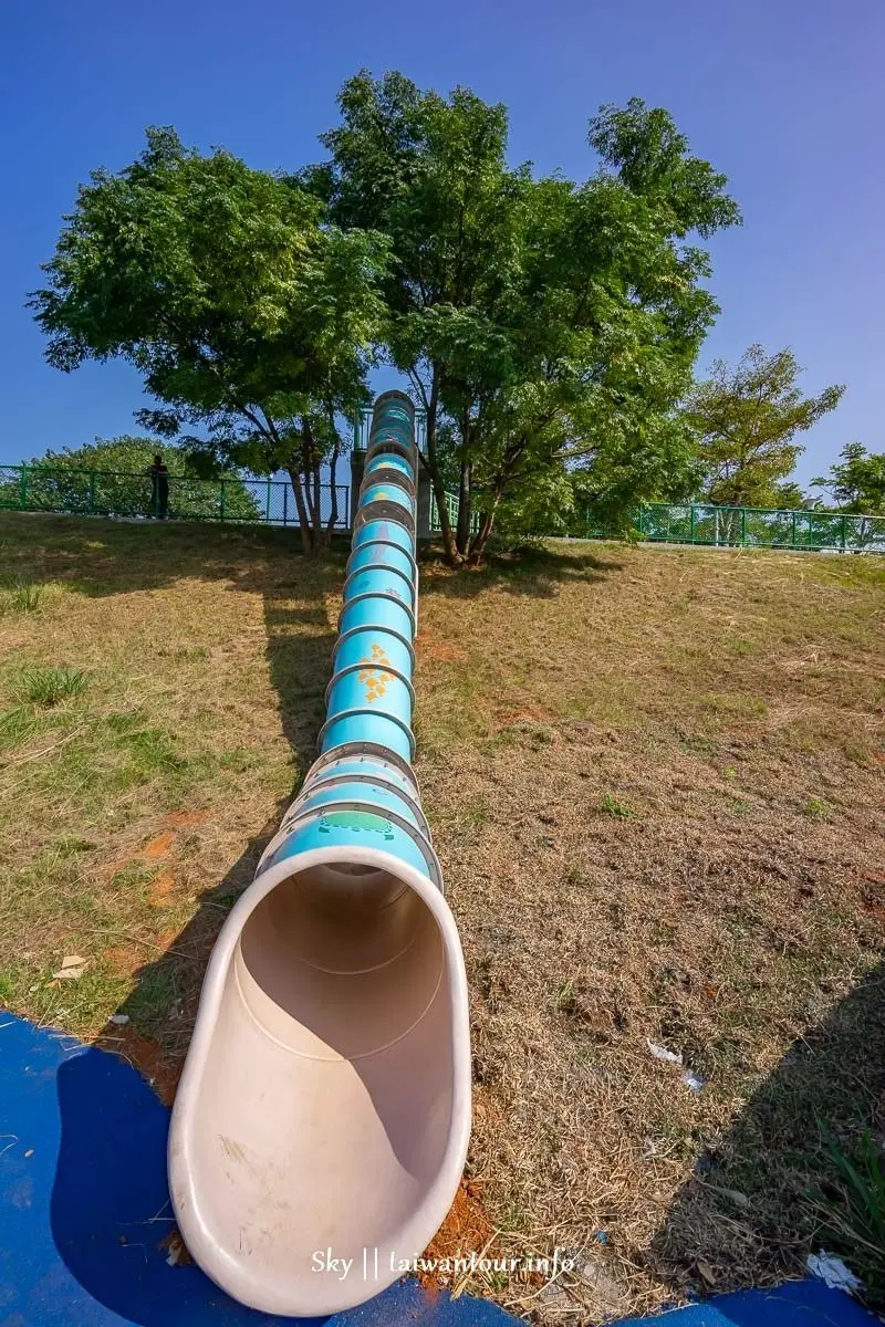 林口最新海洋系公園！4樓高水管滑梯直衝「鯨魚池」，還有超斜滑草場可溜