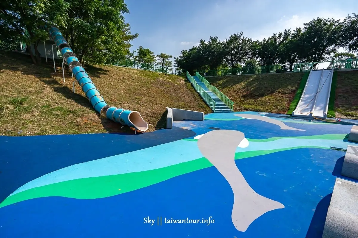 林口最新海洋系公園！4樓高水管滑梯直衝「鯨魚池」，還有超斜滑草場可溜