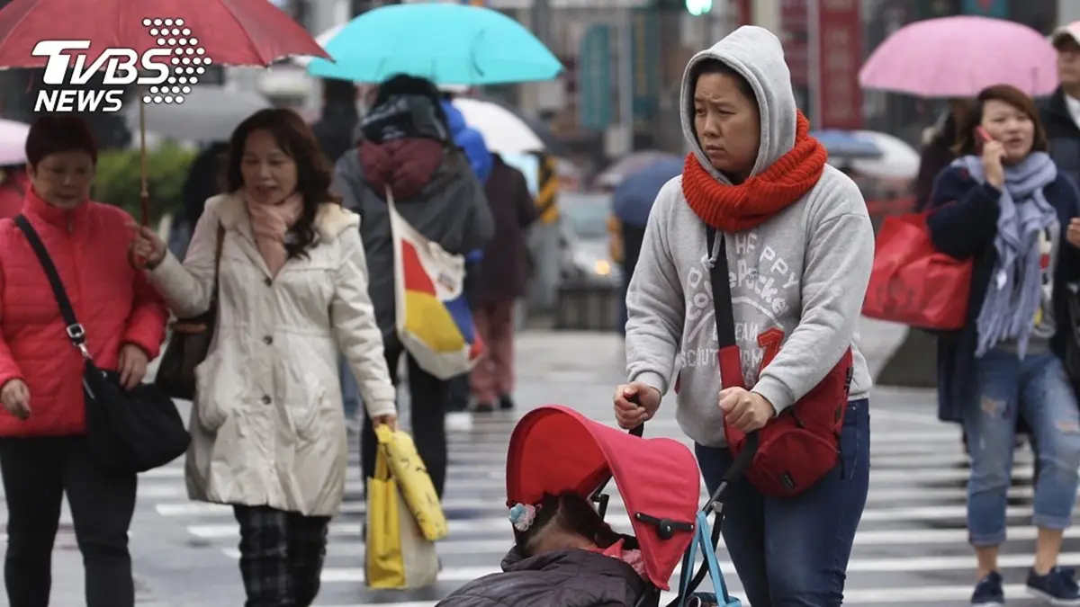 一張圖看懂穿衣服!東北季風帶大雨低溫襲台,氣溫「急墜到15度」這兩天最冷 一張圖看懂穿衣服!東北季風帶大雨低溫襲台,氣溫「急墜到15度」這兩天最冷