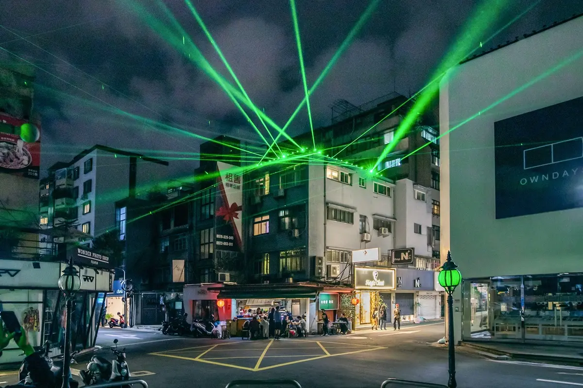 東區變身科幻電影場景!神祕「光電獸」進駐龍門廣場、綠光蜘蛛網飛滿天 東區變身科幻電影場景!神祕「光電獸」進駐龍門廣場、綠光蜘蛛網飛滿天