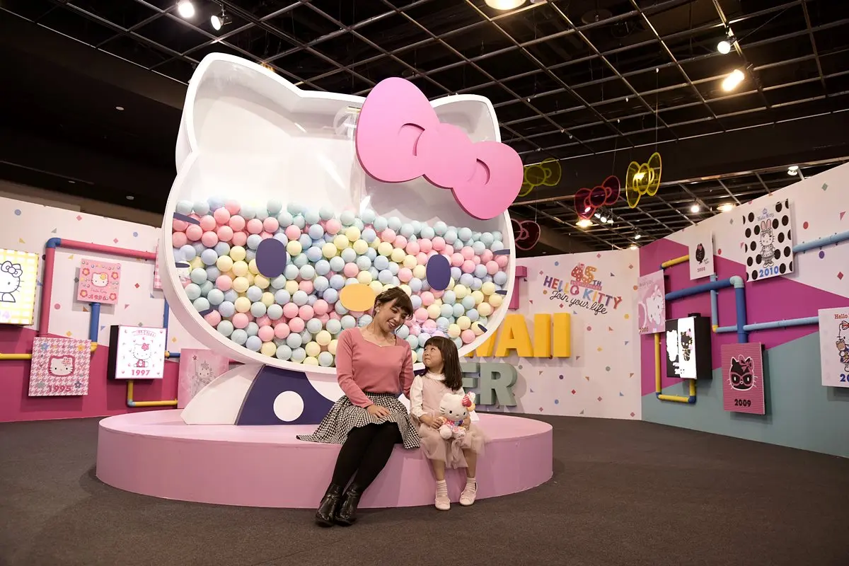 貓迷高雄見！全台首發「Hello Kitty45週年展」，3公尺高Kitty巨型扭蛋機必玩