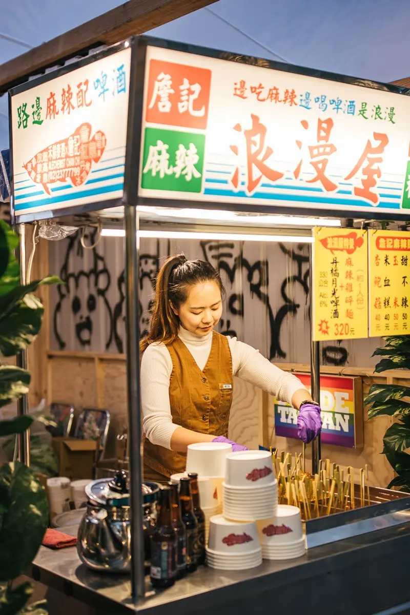 「詹記麻辣鍋」開路邊攤了！還有超特別「熱炒書報攤」、超美「彩虹裝置」這裡拍