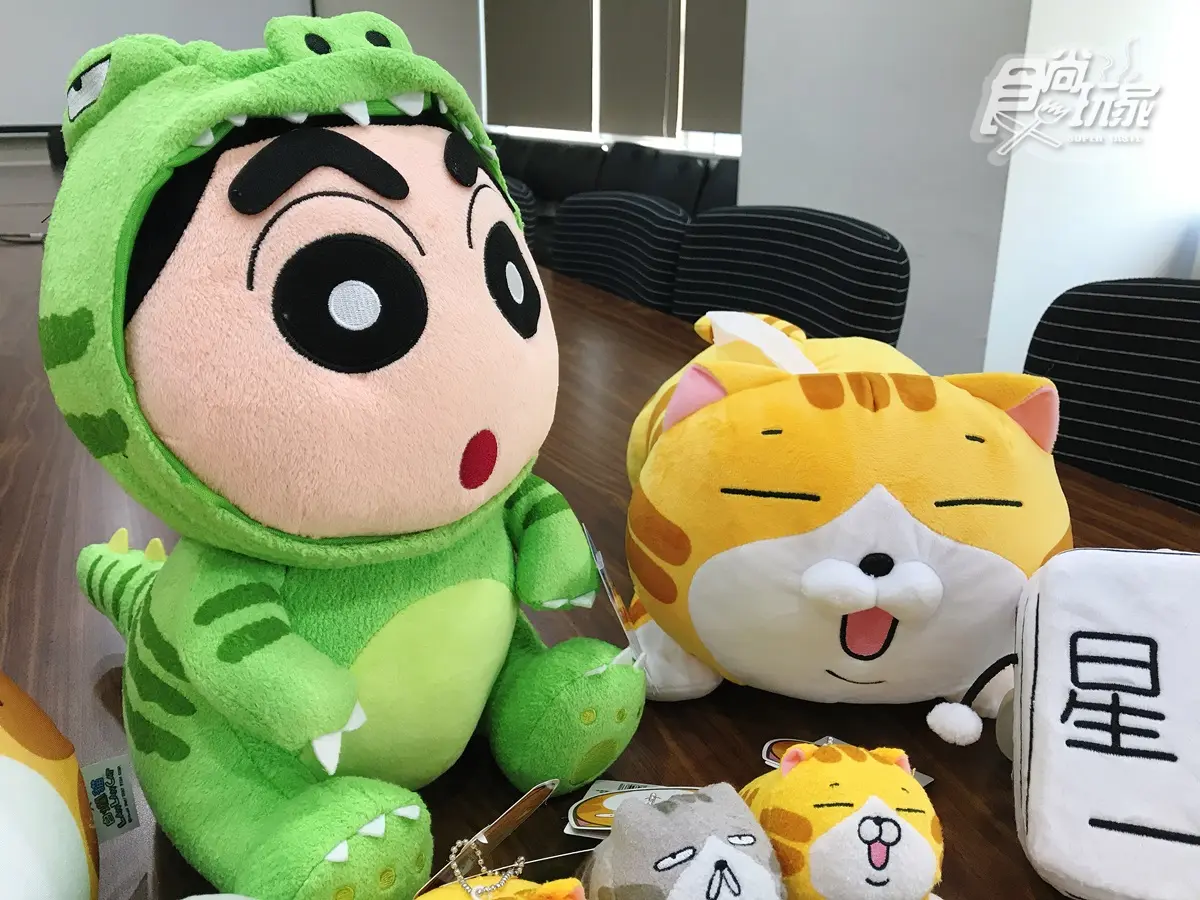 全台唯一「蠟筆小新x白爛貓」周邊搶先曝光!變身玩偶、翻轉抱枕通通必買 全台唯一「蠟筆小新x白爛貓」周邊搶先曝光!變身玩偶、翻轉抱枕通通必買