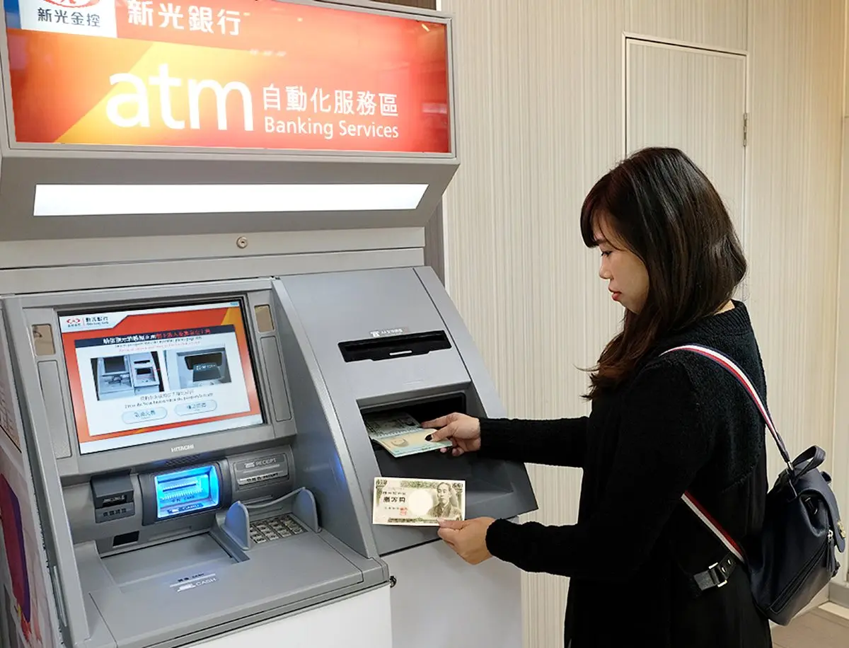 不必趕3點半了！萊爾富推24小時「外幣現鈔兌換機」，美金、日圓都能換