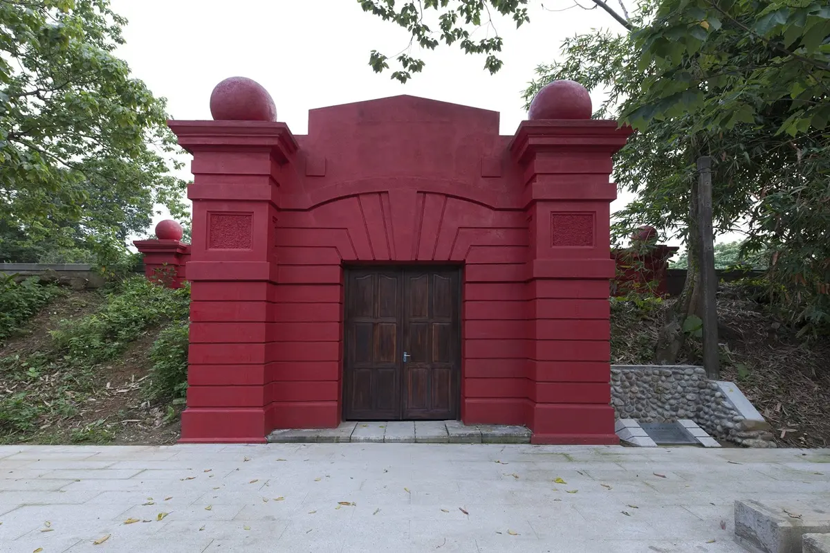台北小山丘「紅建築」揭祕!深藏草皮下「百年蓄水池」免費開放,進入就送聖誕紅 台北小山丘「紅建築」揭祕!深藏草皮下「百年蓄水池」免費開放,進入就送聖誕紅