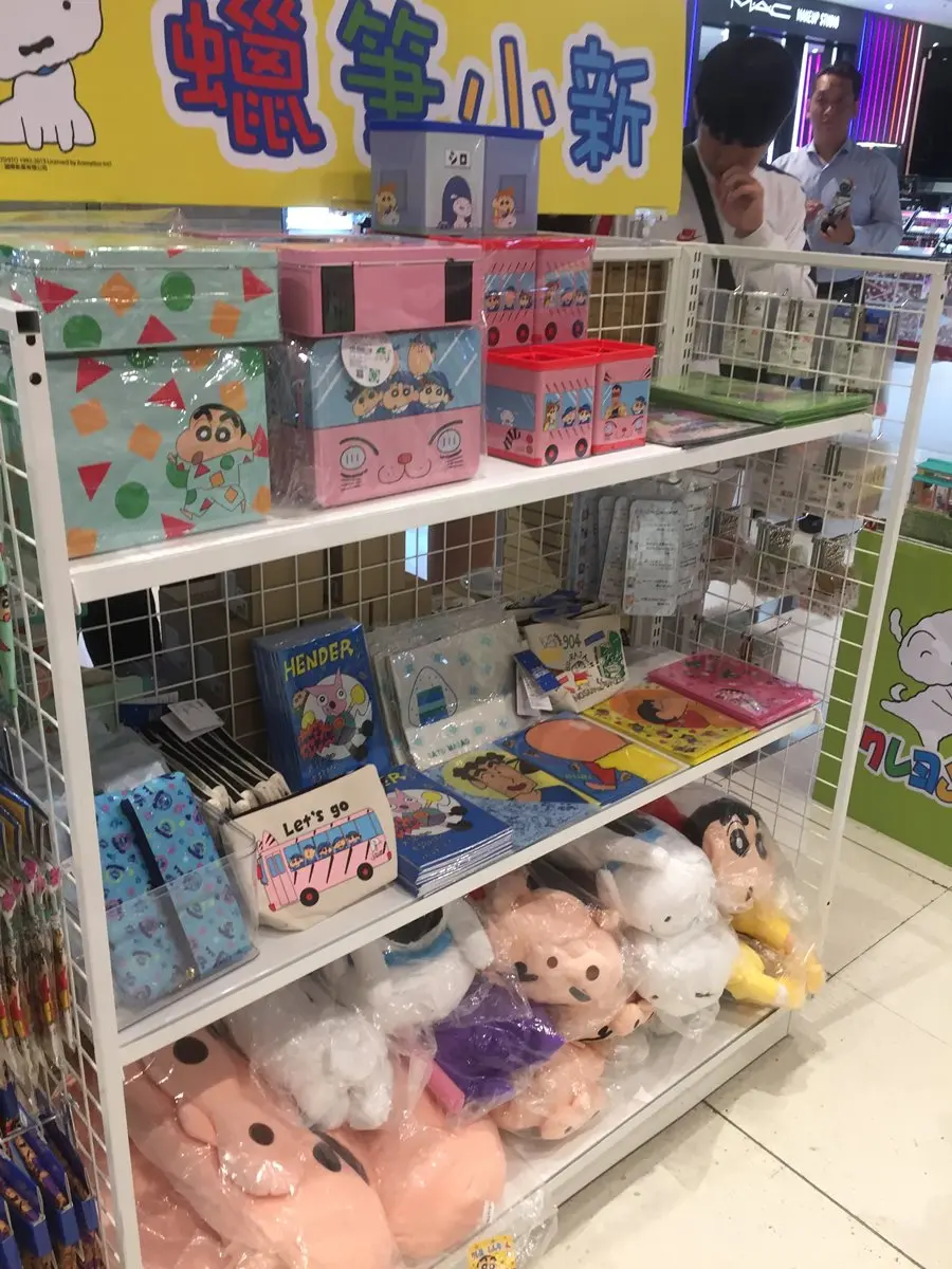 超狂「蠟筆小新快閃店」校車開進來!全台首賣抱枕、小新碗公買得到 超狂「蠟筆小新快閃店」校車開進來!全台首賣抱枕、小新碗公買得到