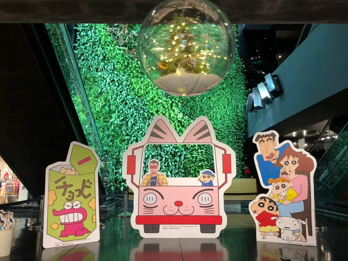 超狂「蠟筆小新快閃店」校車開進來！全台首賣抱枕、小新碗公買得到