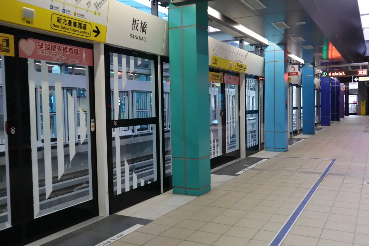 等車時間曝光!新北環狀線「尖峰班距4~7分鐘」,站外轉乘「20分鐘內免費」 等車時間曝光!新北環狀線「尖峰班距4~7分鐘」,站外轉乘「20分鐘內免費」