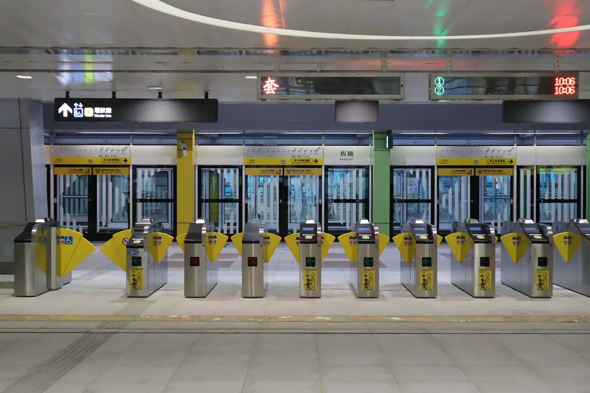 等車時間曝光!新北環狀線「尖峰班距4~7分鐘」,站外轉乘「20分鐘內免費」 等車時間曝光!新北環狀線「尖峰班距4~7分鐘」,站外轉乘「20分鐘內免費」