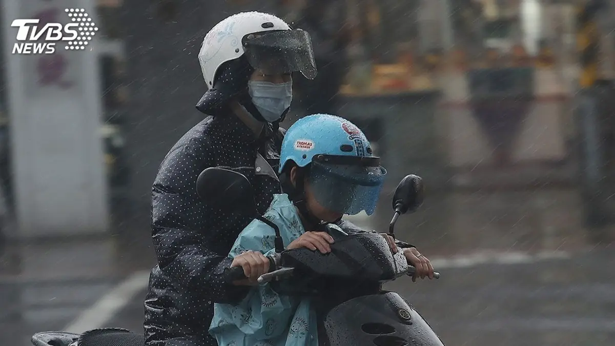 冷空氣變壯「高山雪下不停」！平地還要凍2天，兩地「亮10度以下警報燈」這天回暖