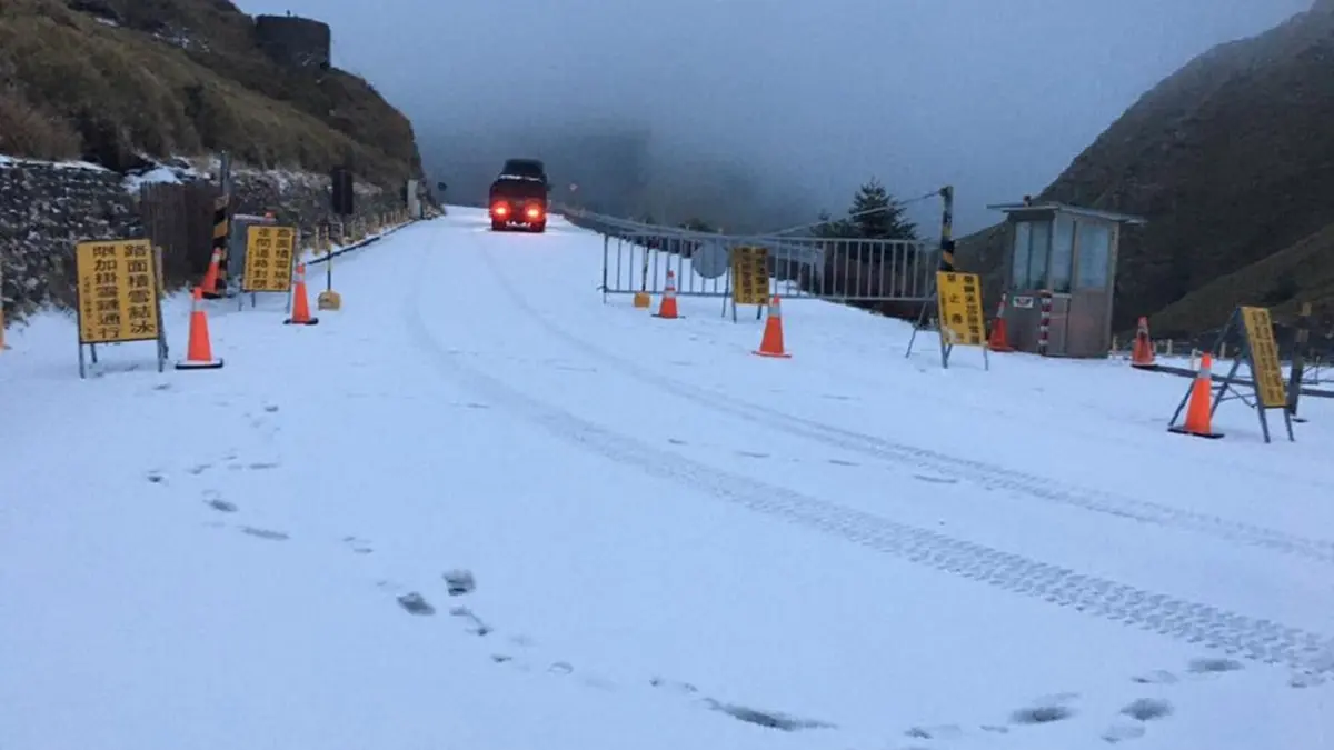 冷空氣變壯「高山雪下不停」！平地還要凍2天，兩地「亮10度以下警報燈」這天回暖
