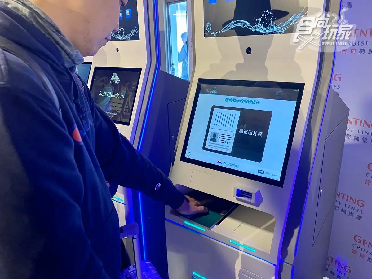 登郵輪只要20秒！全台唯一「自助報到」開放用，先玩「寶瓶星號」年貨大街+星馬年菜