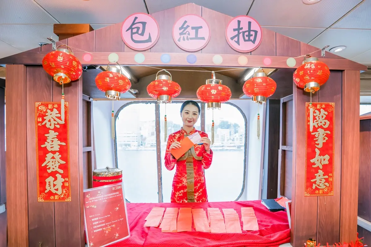 登郵輪只要20秒！全台唯一「自助報到」開放用，先玩「寶瓶星號」年貨大街+星馬年菜