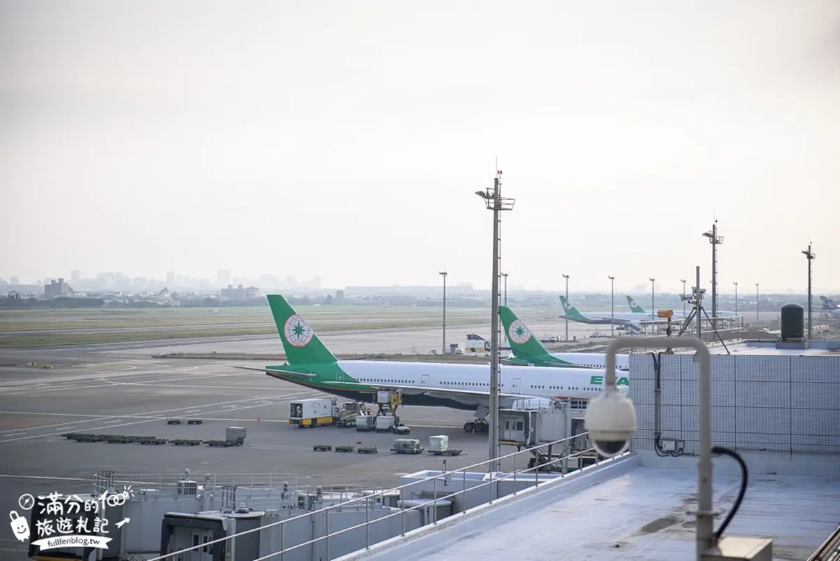 桃園機場變美了!開放觀景台「免費看飛機」,還有小籠包椅、彩繪古早大街可逛 桃園機場變美了!開放觀景台「免費看飛機」,還有小籠包椅、彩繪古早大街可逛