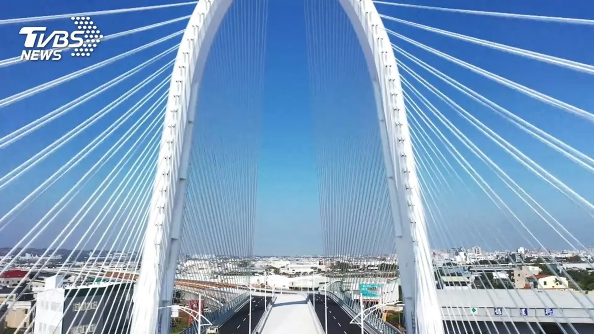 台中最新打卡地標＋1！中部最高「科湳愛琴橋」，180度絕美日夜景任你拍