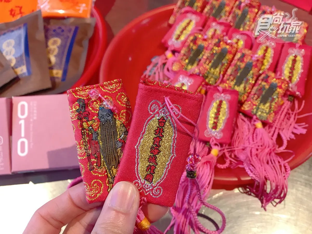 脫單神器!超夯霞海城隍廟「月老御守」1元能買,還有約會包套也1元 脫單神器!超夯霞海城隍廟「月老御守」1元能買,還有約會包套也1元