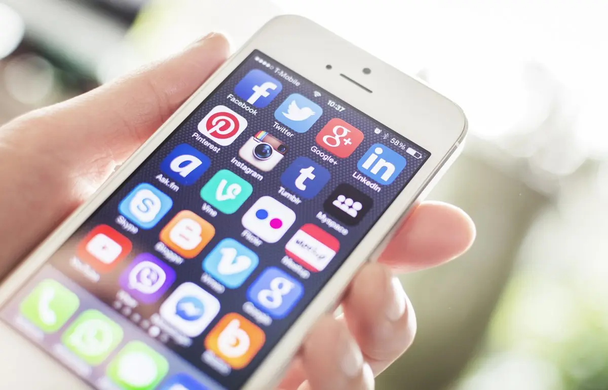 「iPhone的洞」將全消失!整支手機「6面螢幕」都能觸控,再也不用帶線了 「iPhone的洞」將全消失!整支手機「6面螢幕」都能觸控,再也不用帶線了